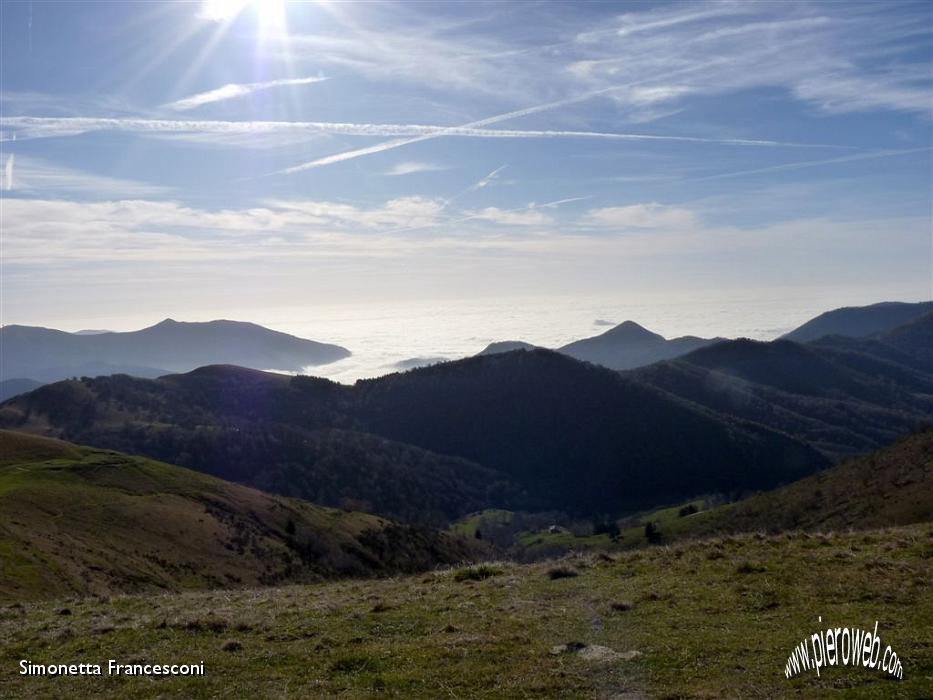 07 MARE DI NEBBIE NELL'ALTRO VERSANTE.JPG